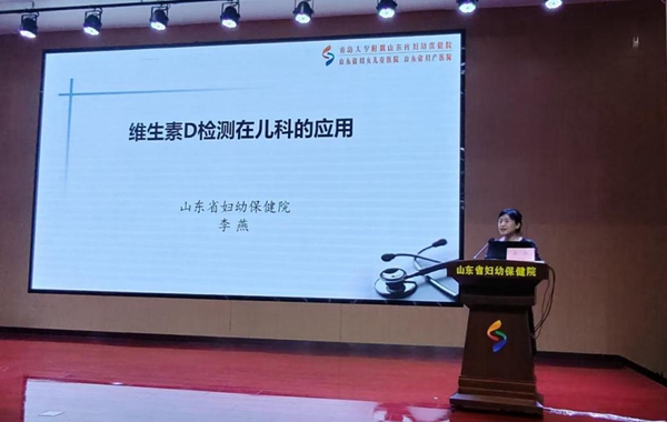 李燕讲课_副本.jpg
